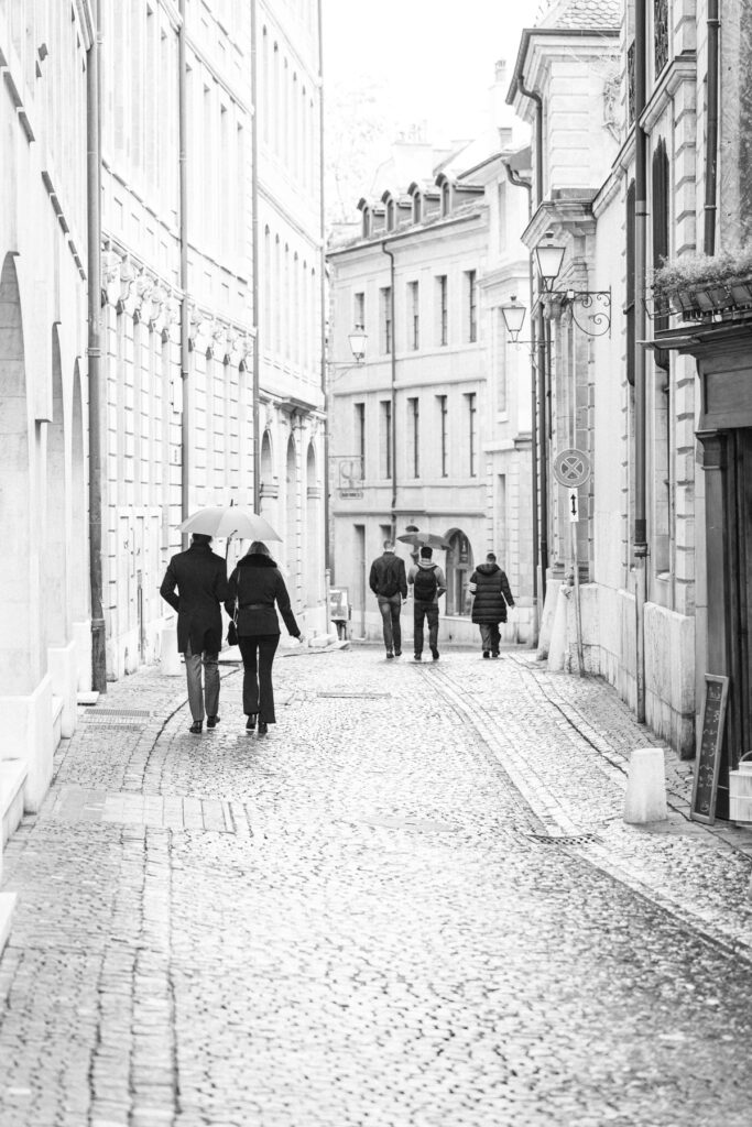 Rue pavée sous la pluie, Vieille-Ville de Genève — photographie noir et blanc, Benoît Bruchez